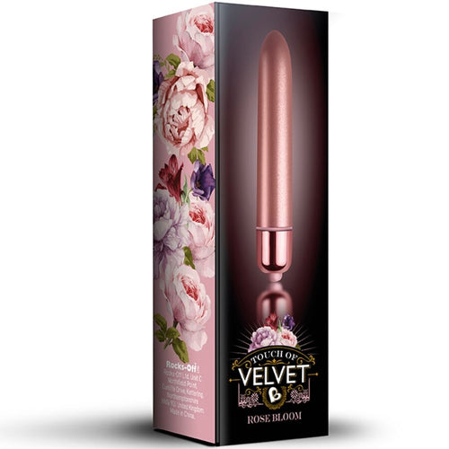 Boîte Touch Of Velvet Rose Bloom de Rocks-Off à fond de pivoines, montrant la balle vibrante or rosé verticale, mention Velvet, aucun visuel anatomique.