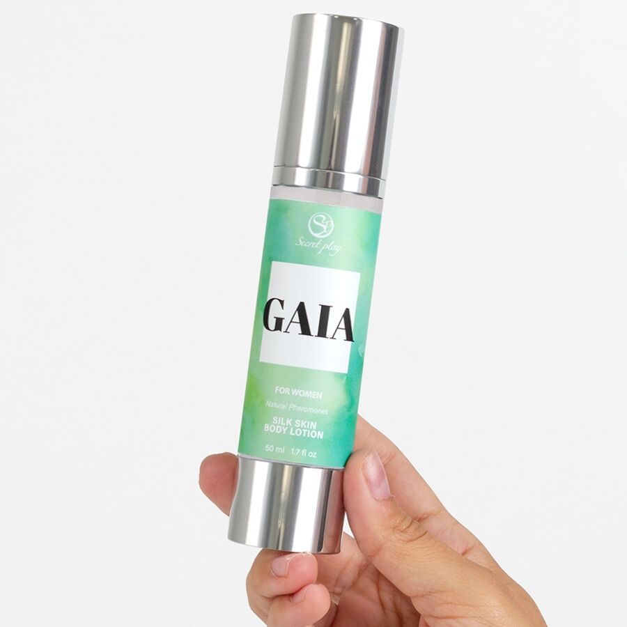 Flacon airless de lotion corporelle Gaia For Women Silk Skin tenu en main, soin hydratant soyeux aux pheromones Secret Play, etiquette degrade vert.
