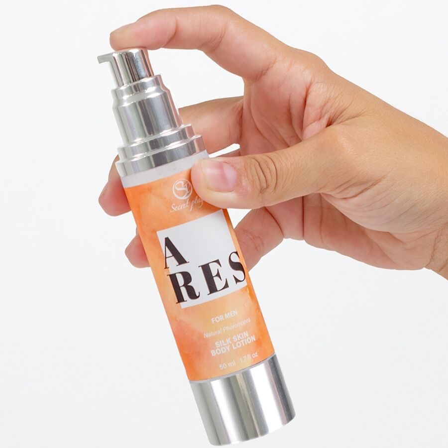 Flacon airless de gel intime Ares tenu en main, doigts sur le poussoir, etiquette orange et argent, format nomade pour application precise sur la zone intime.