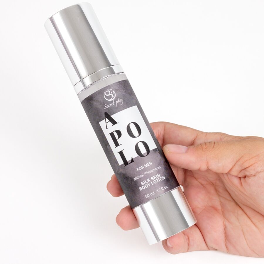 Flacon airless argente de la lotion Apolo pour homme Secret Play tenu en main, gros plan presentant la lotion soyeuse aux pheromones, format 50 ml hydratant masculin.
