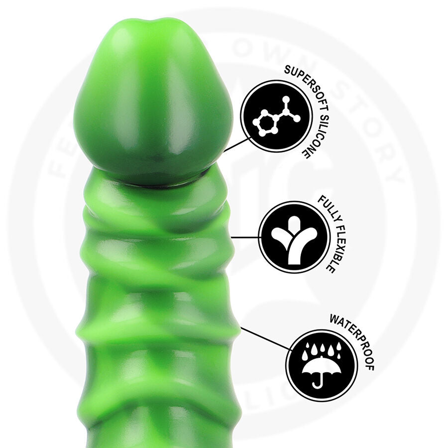 Gros plan sur le sommet bulbeux vert phosphorescent du gode monstre, pictogrammes silicone supersoft, fully flexible et waterproof, ecailles bien visibles.