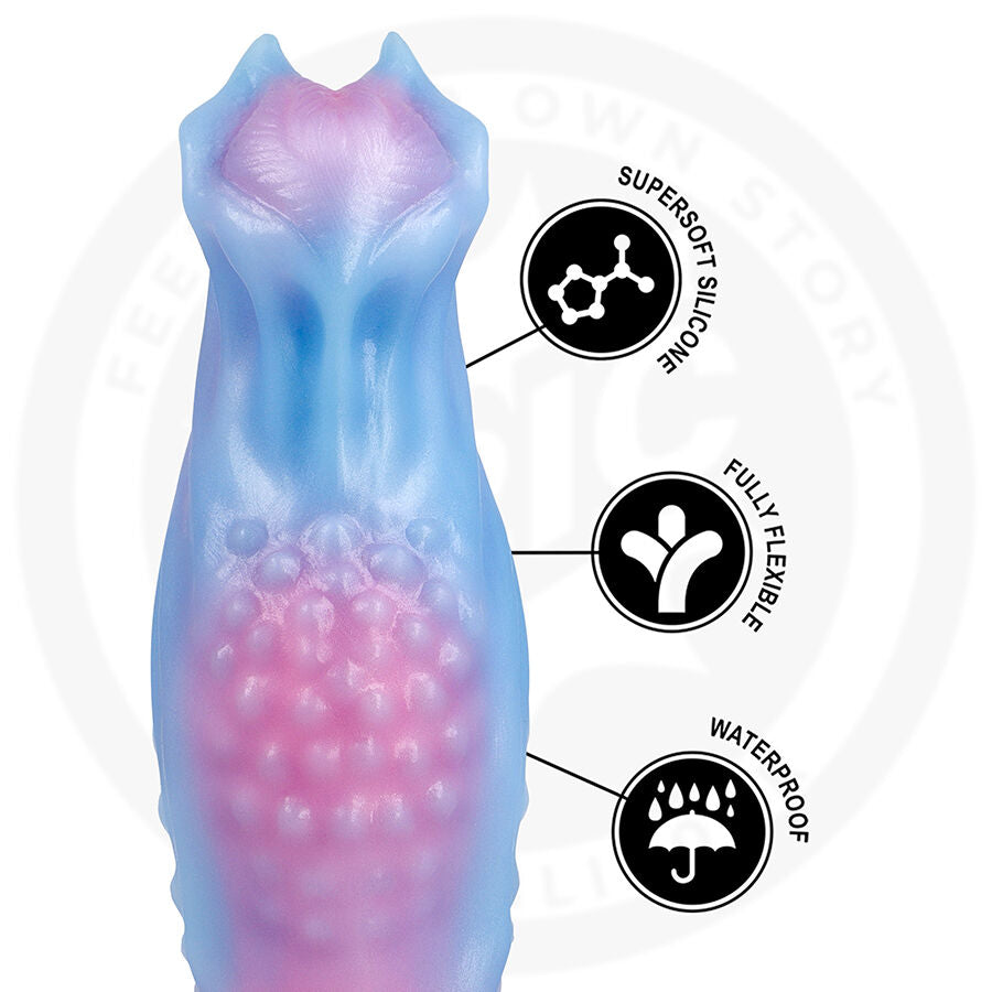 Gros plan sur le sommet bifide du gode fantaisie Oceara bleu et rose, pictogrammes silicone supersoft, fully flexible et waterproof, relief perle detaille.