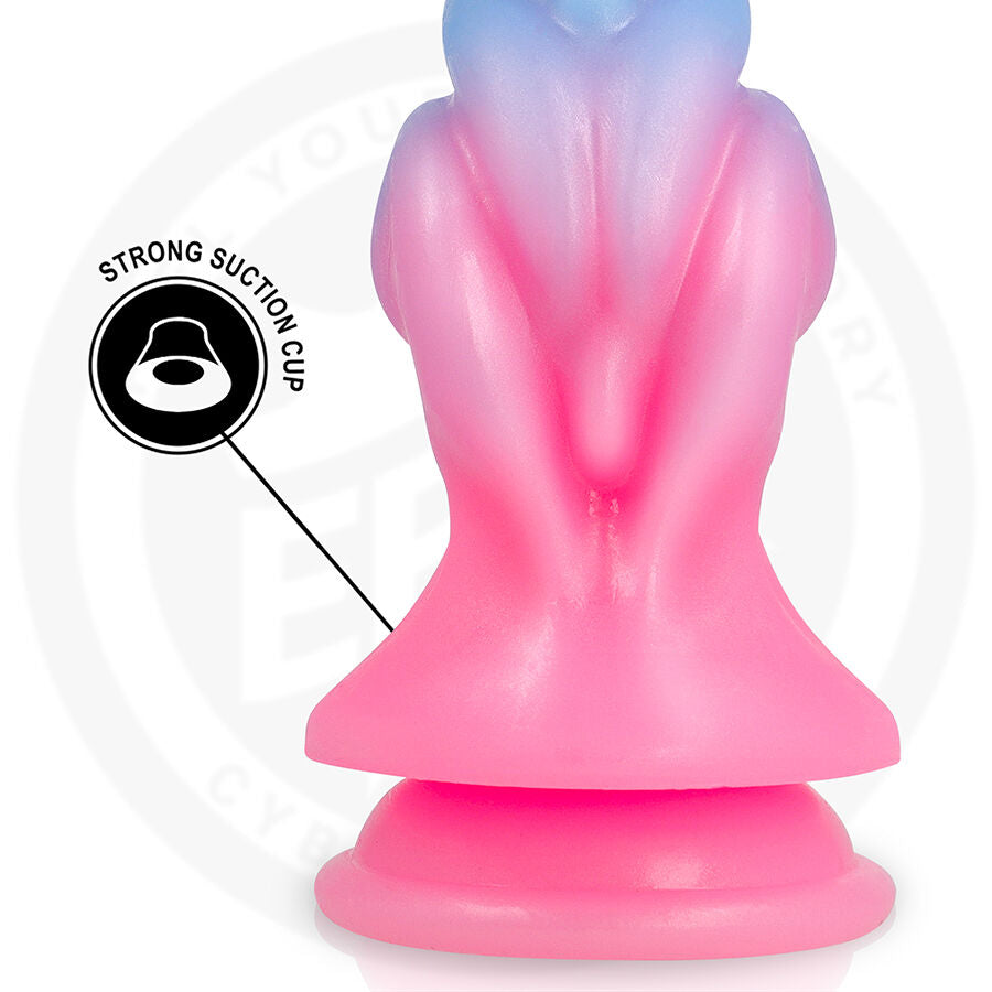 Detail de la base ventouse rose du gode fantaisie, replis sculptes et pictogramme strong suction cup, silicone flexible pour une fixation ferme stable.