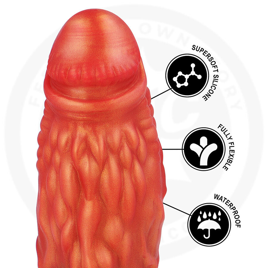 Gros plan de la tete du gode fantaisie Andros en silicone, gland galbe realiste rouge et fut ecaille, avec pictos supersoft, flexible et waterproof.