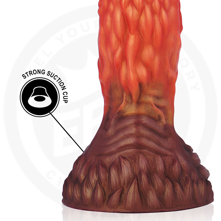 Gros plan de la base du gode fantaisie Andros en silicone, fut ecaille brun sur base touffue avec gland realiste visible, picto strong suction cup.