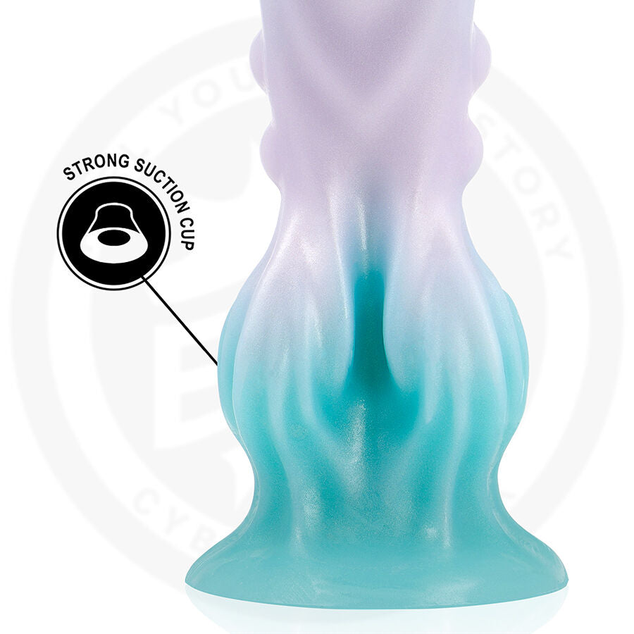 Gros plan de la base du gode fantaisie Lunara en silicone, reliefs facon flammes bleu et lilas sur large base ventouse, picto strong suction cup.