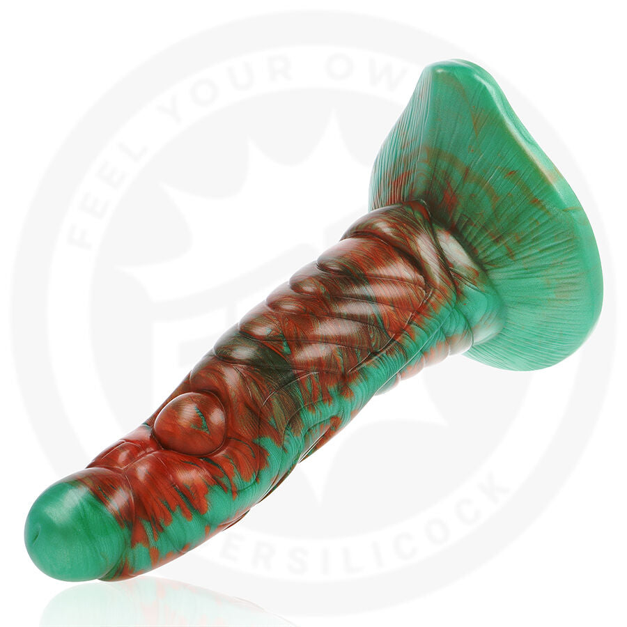 Gode fantaisie Tiryon en silicone pose a plat, profil incline aux reliefs ecailles orange et vert sur base ventouse, un objet fantasy non anatomique.