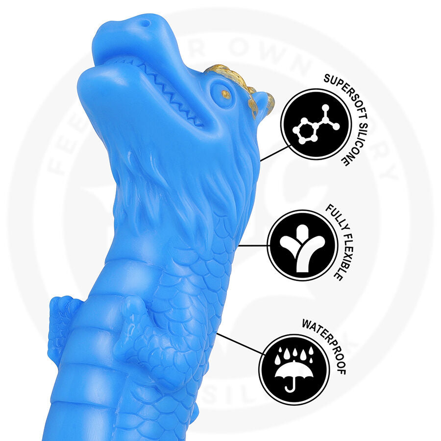 Gros plan de la tete dragon du gode fantaisie Naga en silicone bleu, ecailles et cornes dorees, avec pictos supersoft, flexible et waterproof.