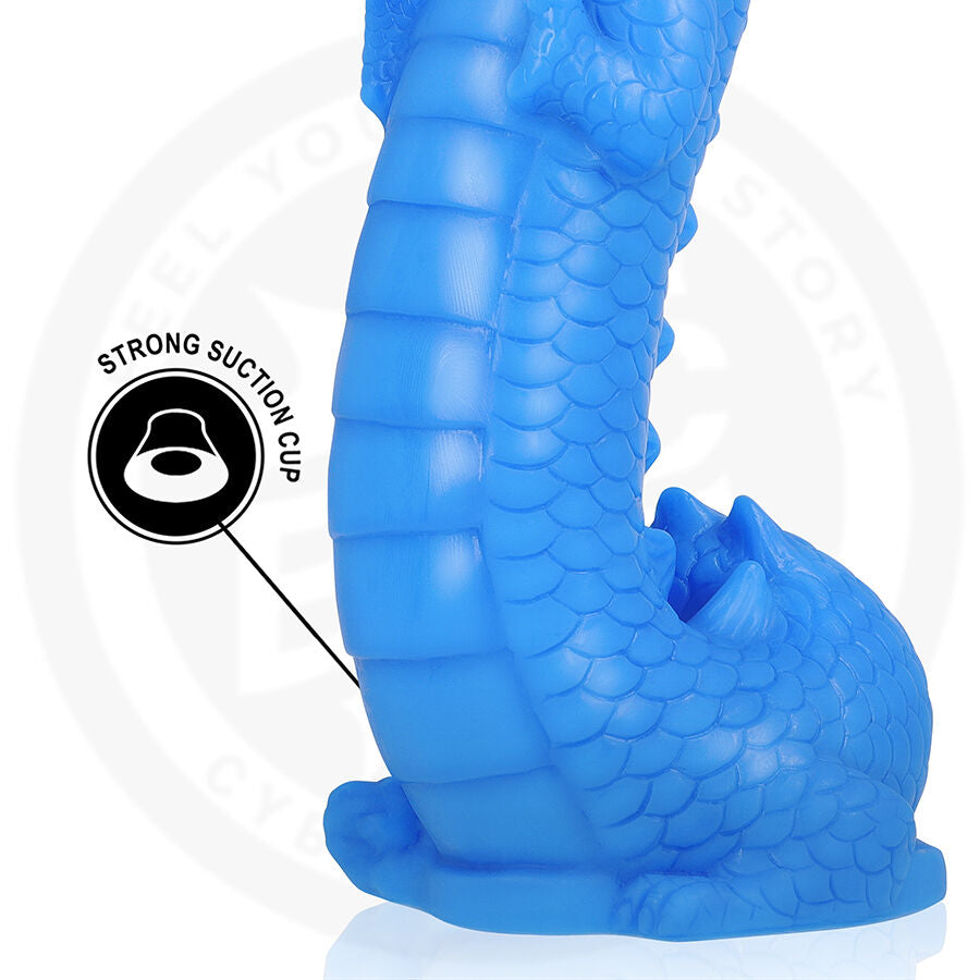 Gros plan de la base du gode fantaisie Naga en silicone bleu, fut ecaille facon dragon sur large base ventouse, picto strong suction cup, design fantasy figuratif.