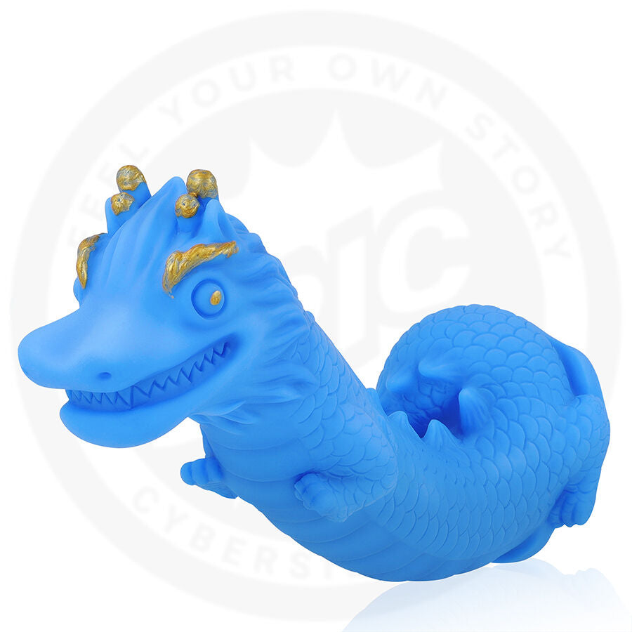 Gros plan de la tete dragon du gode fantaisie Naga en silicone bleu, gueule sculptee, cornes dorees et ecailles, un design fantasy figuratif non anatomique.