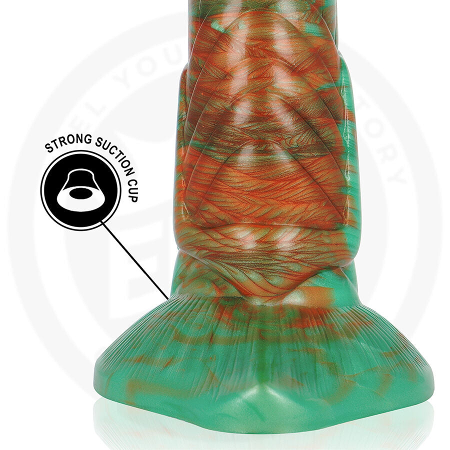 Gros plan de la base du gode fantaisie Tiryon en silicone, reliefs ecailles orange sur large base ventouse verte, picto strong suction cup, design fantasy non realiste.