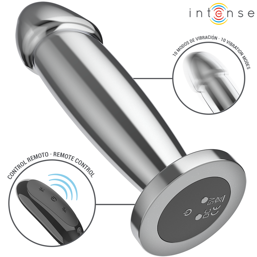 Gros plan du plug anal en metal chrome Intense a embout galbe brillant, base plate avec boutons de commande, accompagne de son encart de controle a distance