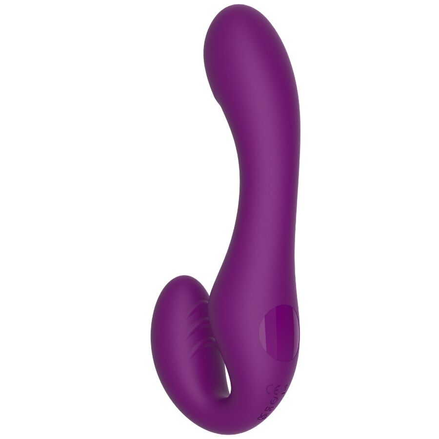 Gode-ceinture sans harnais violet vu de l'autre profil, tige principale courbe silicone et branche interne striee, strap-on 2 en 1 a trois moteurs.