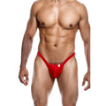 String homme echancre rouge vu de trois quarts cote, coupe pres du corps et pochette galbante, presente sur une silhouette masculine bronzee et tonique.