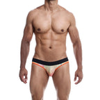 Boxer homme dos nu invisible Aero porte de face, coupe ajustee a maille coloree iridescente, presente sur un torse masculin bronze et muscle.