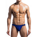 String homme minimaliste bleu vu de trois quarts, maille extensible et pochette galbante, porte sur une silhouette masculine bronzee a la peau lisse.