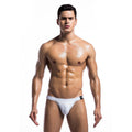 Jockstrap homme blanc galbant vu de face en plan rapproche, pochette structuree et matiere stretch, porte sur un bassin masculin bronze et tonique.