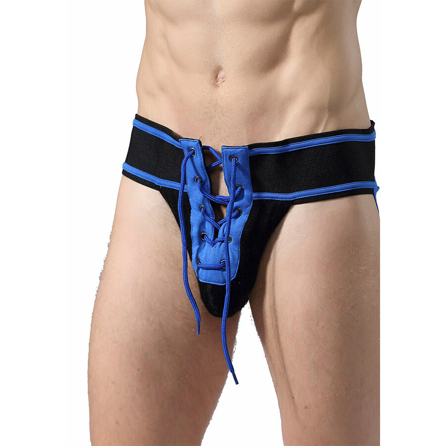 Jockstrap homme fetichiste a lacets bleus de trois quarts, devant lace et ceinture noire, presente sur un bassin masculin a la peau bronzee et lisse.