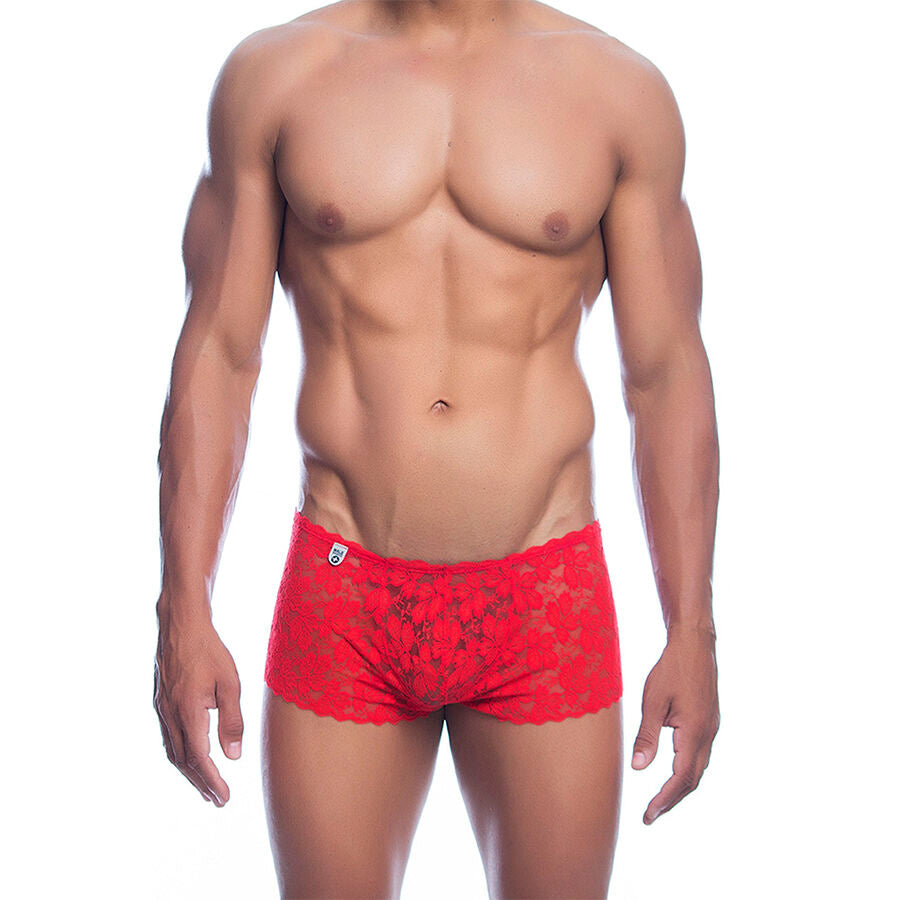 Boxer homme en dentelle rouge porte de face, transparence sensuelle et coupe couvrante presentee sur un torse masculin muscle a la peau lisse.