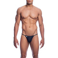 String homme microfibre noir sur modele torse nu, vue frontale : coupe minimaliste qui epouse la silhouette et matiere douce pour un sous-vetement masculin sensuel.