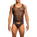 T-shirt homme en resille noire vu de trois quarts, coupe pres du corps et maille transparente, porte sur un buste masculin tonique a la peau bronzee.
