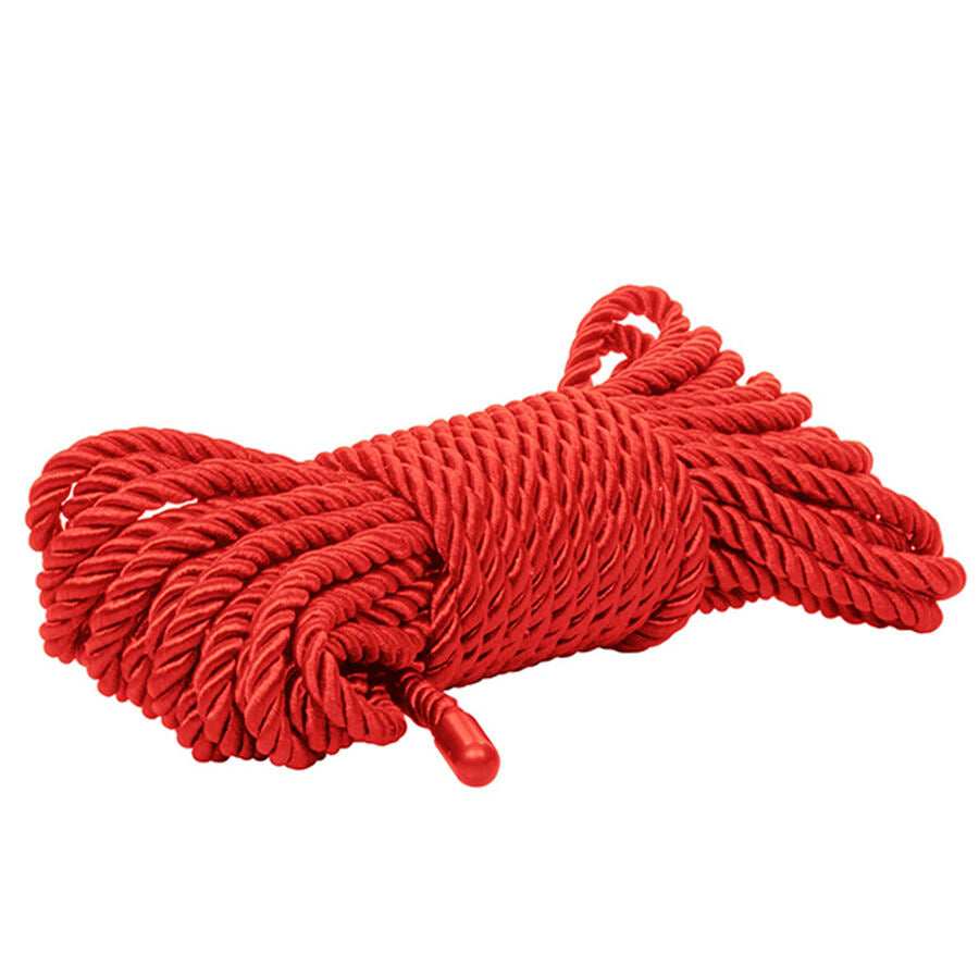 Echeveau de corde de bondage rouge en nylon CalExotics enroule sur fond blanc, fibre soyeuse et resistante au glisse facile pour le shibari et le ligotage des poignets ou chevilles