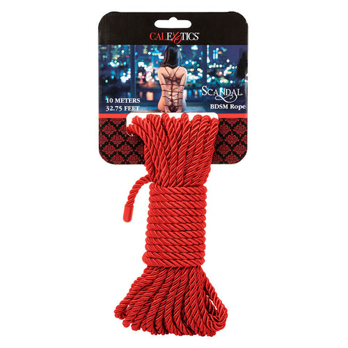 Corde de bondage rouge CalExotics sur sa carte de presentation, avec echeveau detaille a cote, fibre soyeuse en nylon pour shibari et jeux de contrainte sur poignets et chevilles