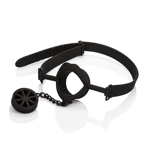 Baillon en silicone noir Scandal a anneau et bouchon perfore sur chaine, accessoire de domination a bouche ouvrable pour ouvrir ou fermer selon le jeu.