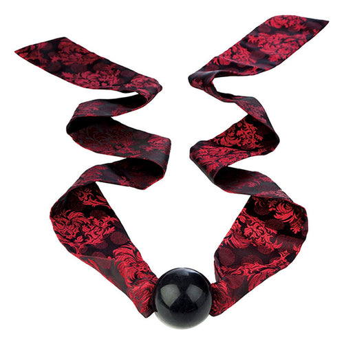 Baillon a boule noire Scandal monte sur de longs liens en brocart rouge et noir, accessoire de soumission souple a nouer pour les jeux de domination.