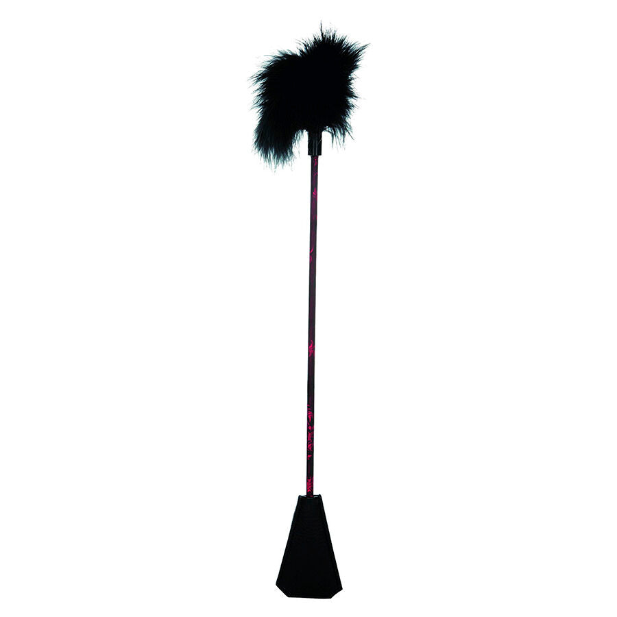 Cravache plumeau Scandal a plumes noires moelleuses et manche brocart rouge, terminee par un tampon de stimulation, presentee verticale sur fond blanc pour caresses.