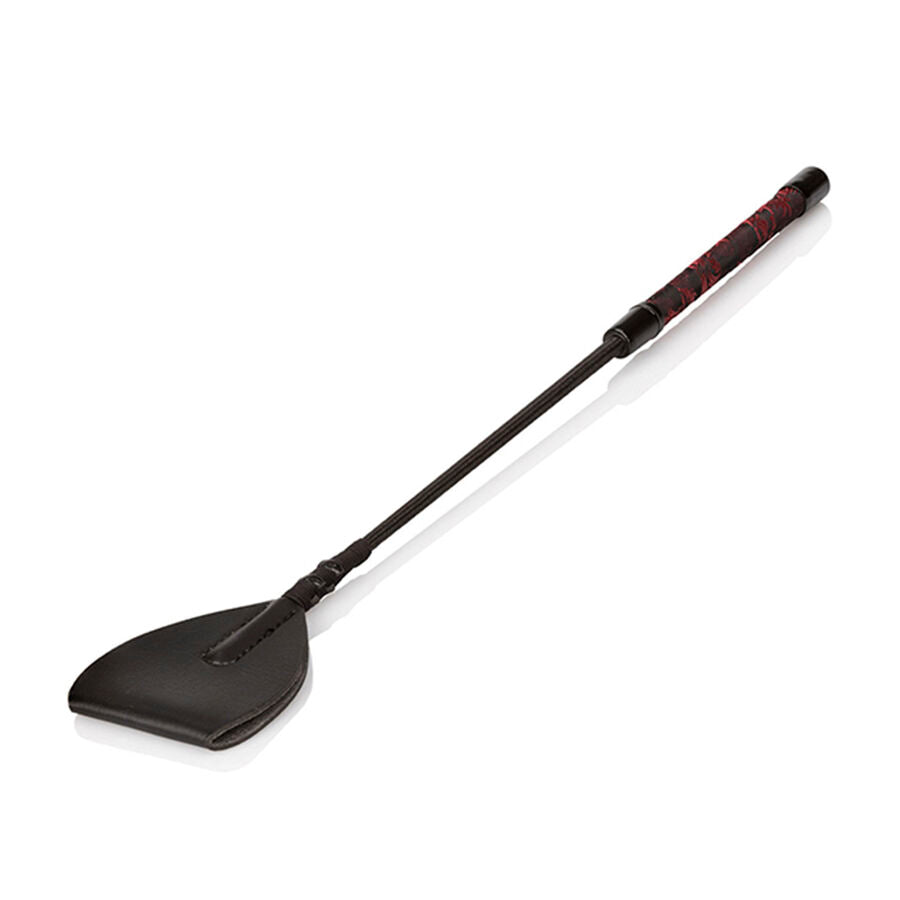 Cravache a pointe large Scandal manche brocart rouge et noir, large extremite cuir noir cousue main, presentee en diagonale sur fond blanc pour tapoter ou caresser.