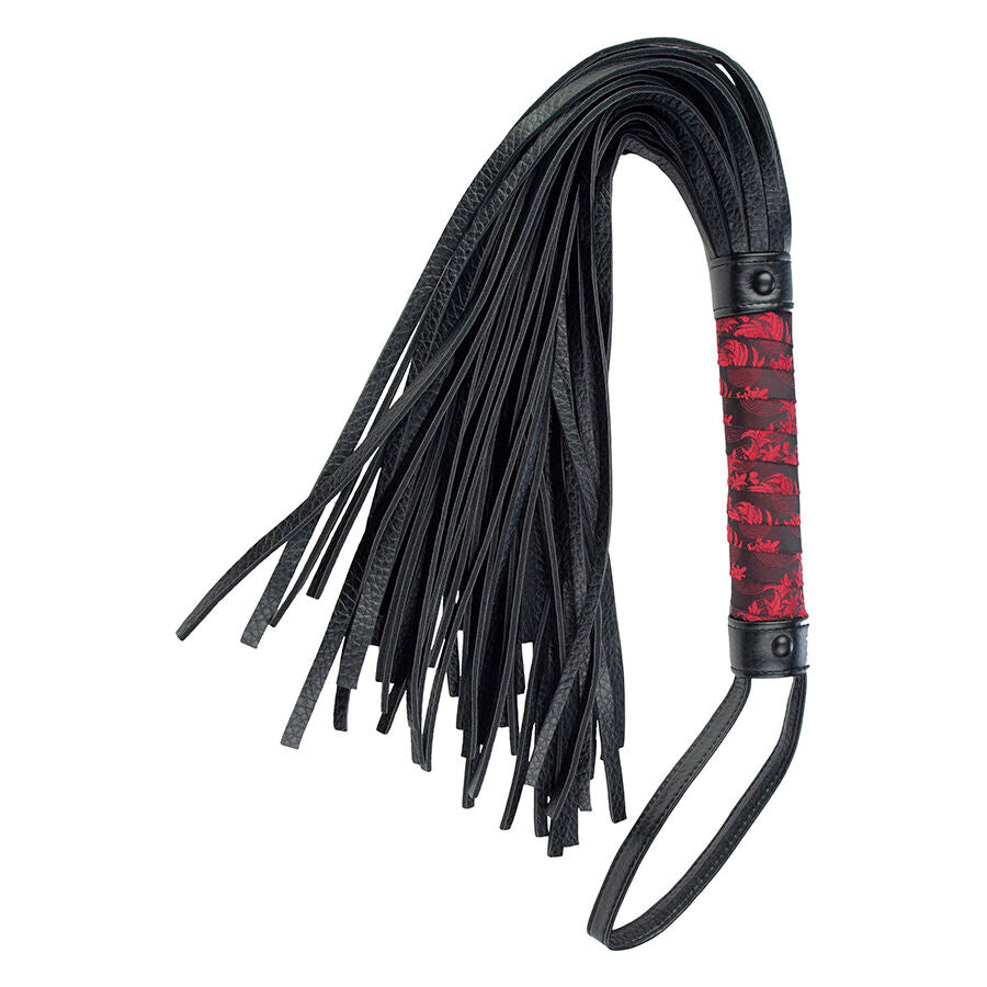 Martinet flogger Scandal aux fines lanieres noires et poignee brocart rouge a boucle, courbe sur fond blanc, accessoire BDSM pour frappes douces ou appuyees.
