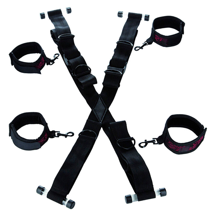 Systeme de contrainte en croix Scandal sangles noires en X et quatre manchettes brocart rouge a mousquetons, presente deplie sur fond blanc pour fixation sur porte.