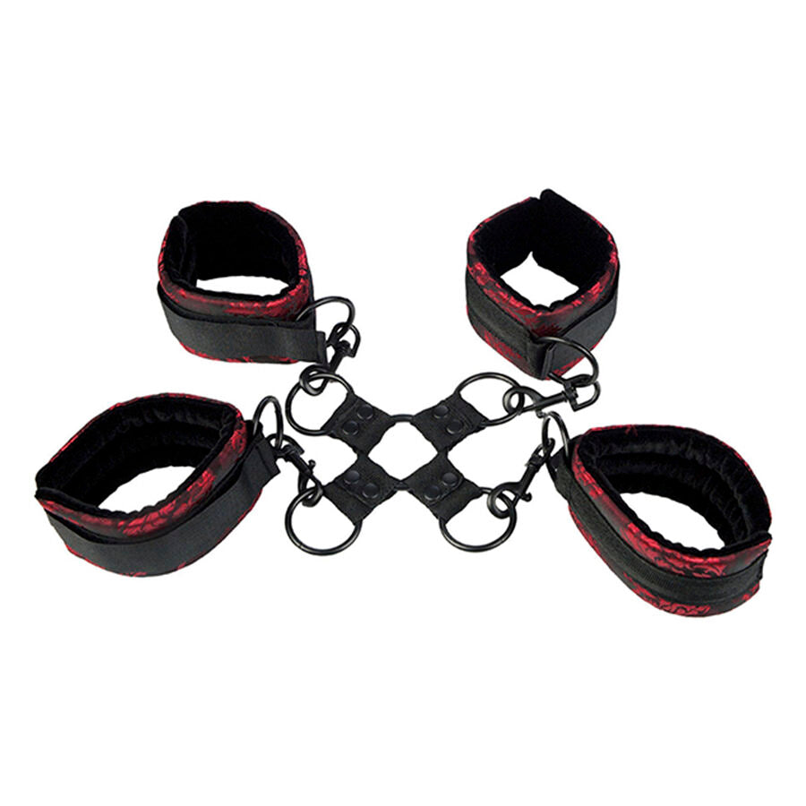 Kit hog tie Scandal quatre manchettes brocart rouge et noir reliees par un connecteur central a anneaux, presente etale sur fond blanc pour entraver poignets et chevilles.