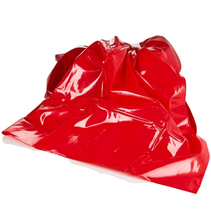Drap de jeu imperméable Scandal en vinyle rouge, presente froisse sur fond blanc, grande surface protectrice a poser sur le lit contre lubrifiant et liquides.