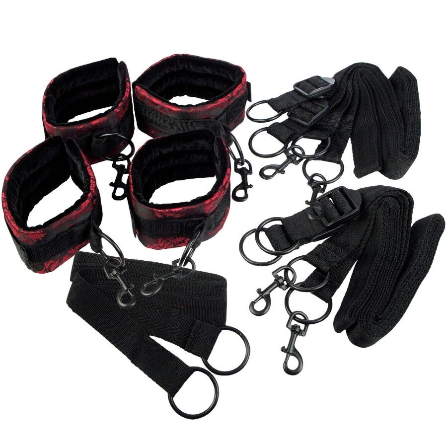 Kit de contention de lit Scandal quatre manchettes brocart rouge et sangles noires a mousquetons, presente etale sur fond blanc, s'adapte a toutes les tailles de lit.