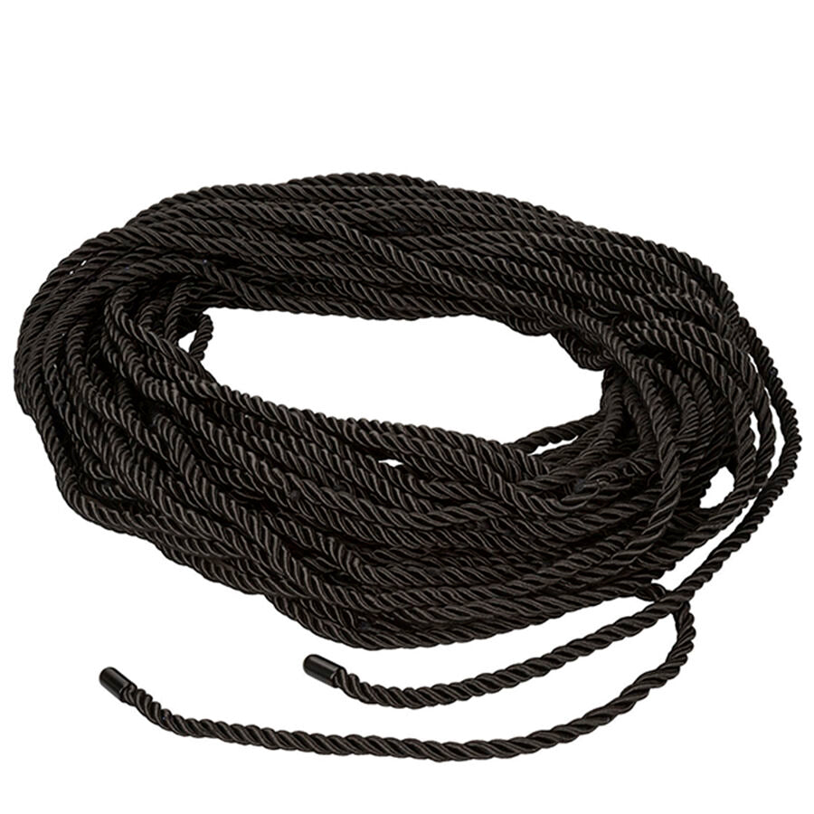 Echeveau de corde de bondage noire en nylon CalExotics enroule sur fond blanc, fibre fine soyeuse et resistante conçue pour le shibari et les jeux de contrainte sur la peau