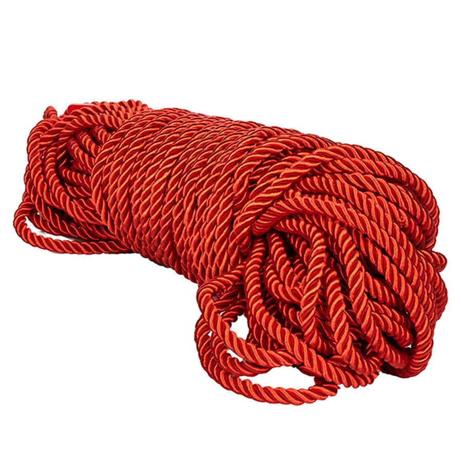 Echeveau de corde de bondage rouge en nylon CalExotics enroule sur fond blanc, fibre fine et resistante au toucher soyeux pour le shibari et le ligotage des poignets ou chevilles