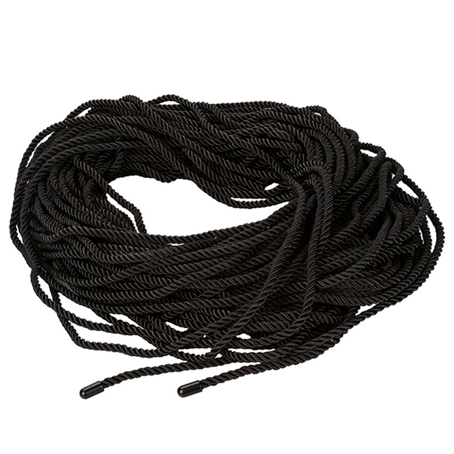 Echeveau de corde de bondage noire en nylon CalExotics enroule sur fond blanc, fibre fine soyeuse et resistante conçue pour le shibari et les jeux de contrainte sur poignets