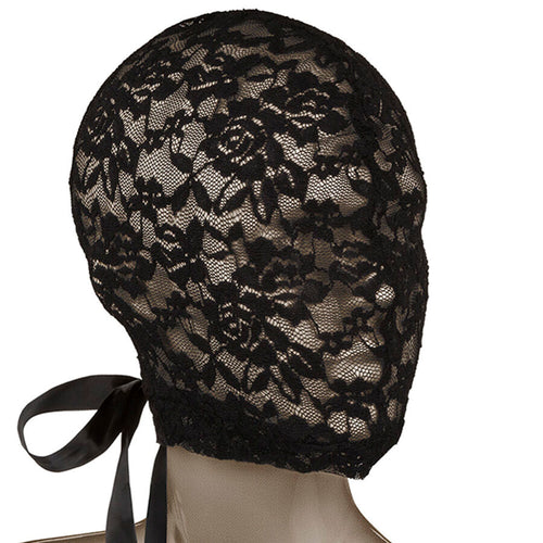Cagoule en dentelle noire Scandal vue de dos sur une tete, maille florale respirante et noeud satin, accessoire de restriction visuelle pour jeux de domination.