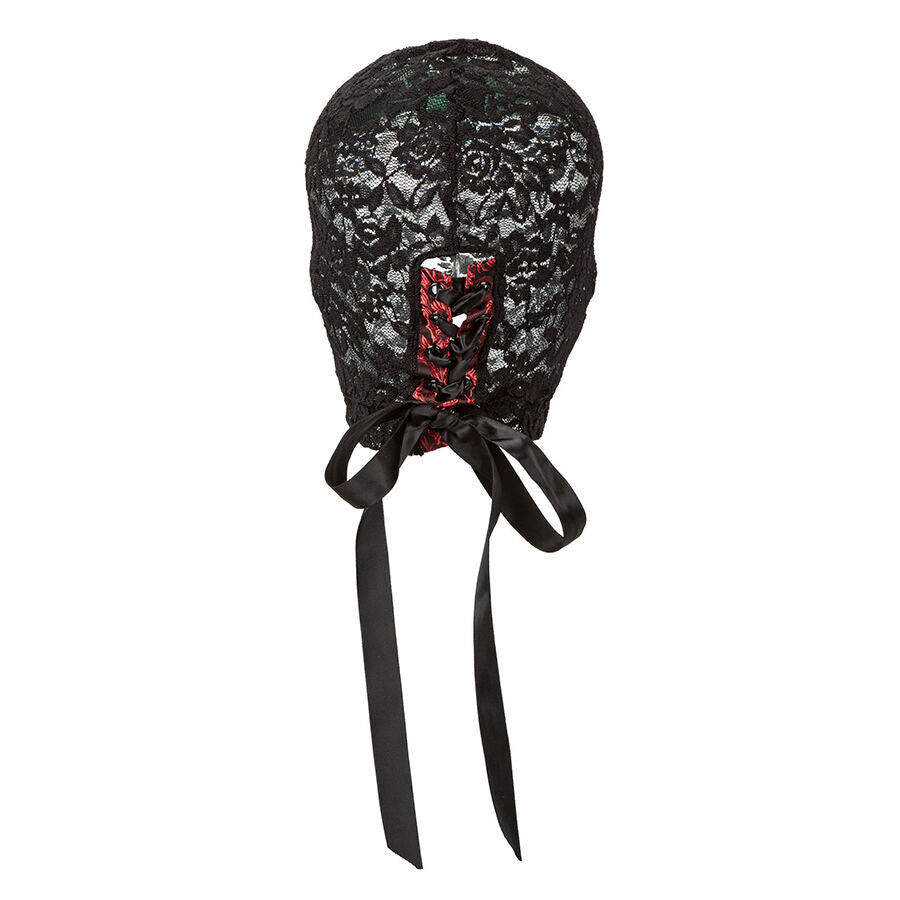 Cagoule corset en dentelle noire Scandal portee, laçage brocart rouge et rubans satin a l'arriere, maille respirante couvrant le visage pour la privation sensorielle.