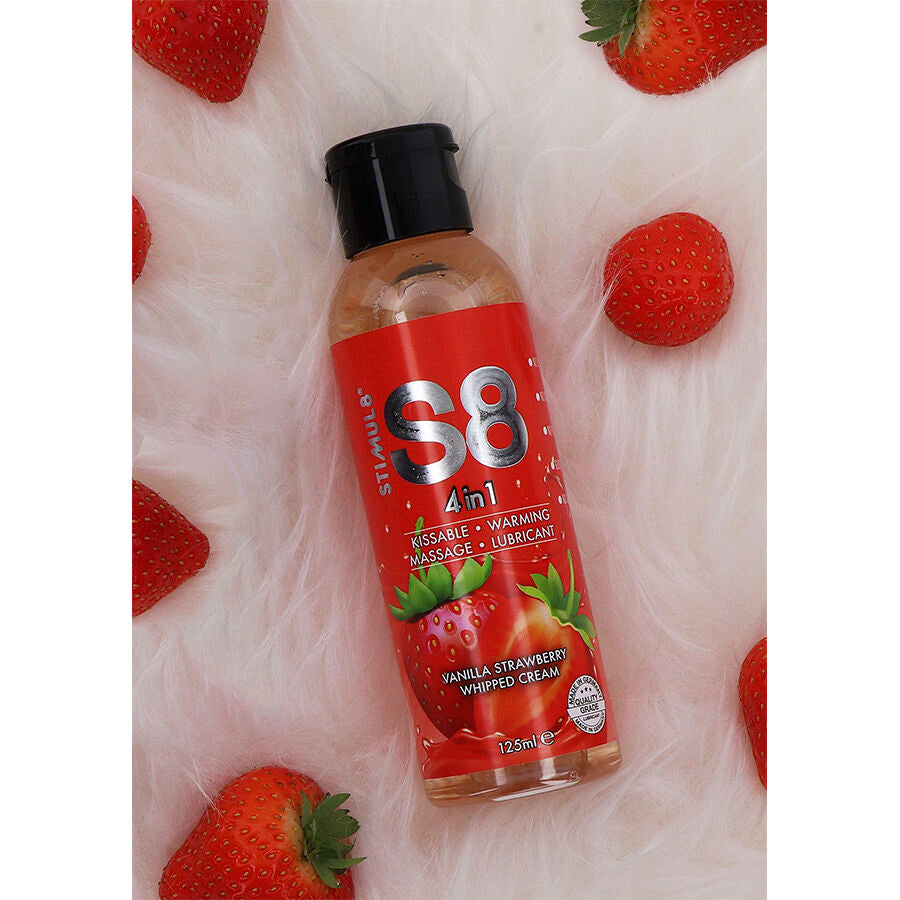 Flacon S8 4 en 1 saveur fraise pose sur fourrure blanche entoure de fraises fraiches, lubrifiant gourmand comestible a effet chauffant, ambiance gourmande.