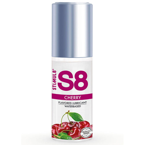 Flacon S8 lubrifiant saveur cerise vu de face, pompe argentee et etiquette fuchsia ornee de cerises, gel gourmand comestible base eau longue duree
