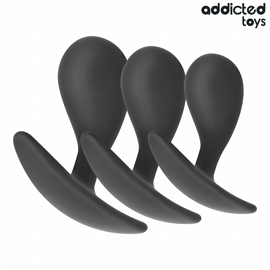 Trio de plugs anaux souples Addicted en silicone noir, tailles croissantes alignees de profil avec bases evasees, conçus pour une dilatation progressive et confortable.