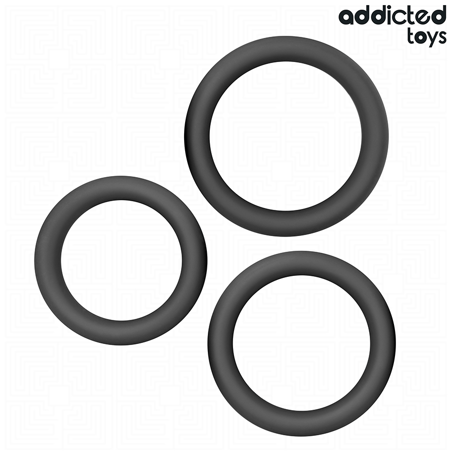 Lot de trois anneaux peniens plats en silicone noir souple Addicted, diametres degrades poses a plat, cockrings ergonomiques pour soutenir l'erection.