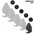 Gamme de plugs anaux Addicted en silicone, cinq tailles de S a XXL en degrade, la taille S noire mise en avant, forme conique lisse et base de maintien evasee.