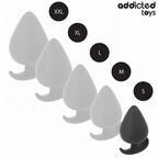 Gamme de plugs anaux Addicted en silicone, cinq tailles de S a XXL en degrade, la taille S noire mise en avant, forme conique lisse et base de maintien evasee.