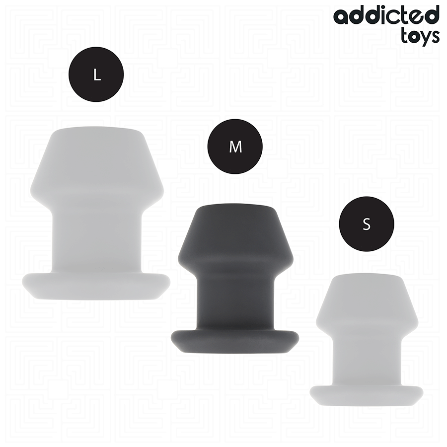 Trois tailles L, M et S du plug anal creux tunnel Addicted en silicone, du translucide au gris fonce, alignees pour comparer les volumes du modele extreme.