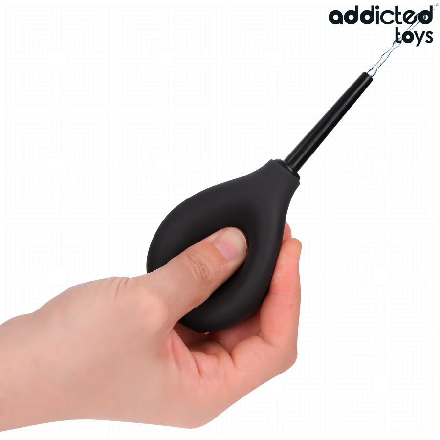 Poire de douche intime Addicted 90 ml tenue en main.