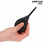 Poire de douche intime Addicted 90 ml tenue en main.